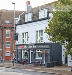 Picture of Buskers Bar