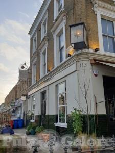 Picture of The De Beauvoir Arms