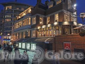 Picture of Swan at the Globe