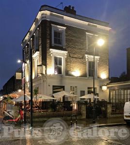 Picture of The De Beauvoir Arms