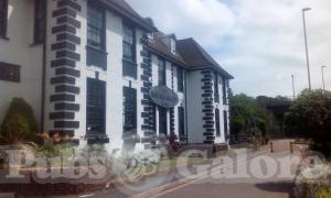 Picture of Castle Bar at The Roundabout Hotel